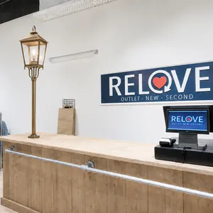 Kledingwinkel Relove met een Azutech-kassa aan de balie