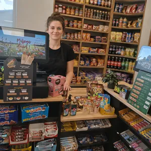 Buurtsupermarkt met een Azutech-kassa en pinautomaat