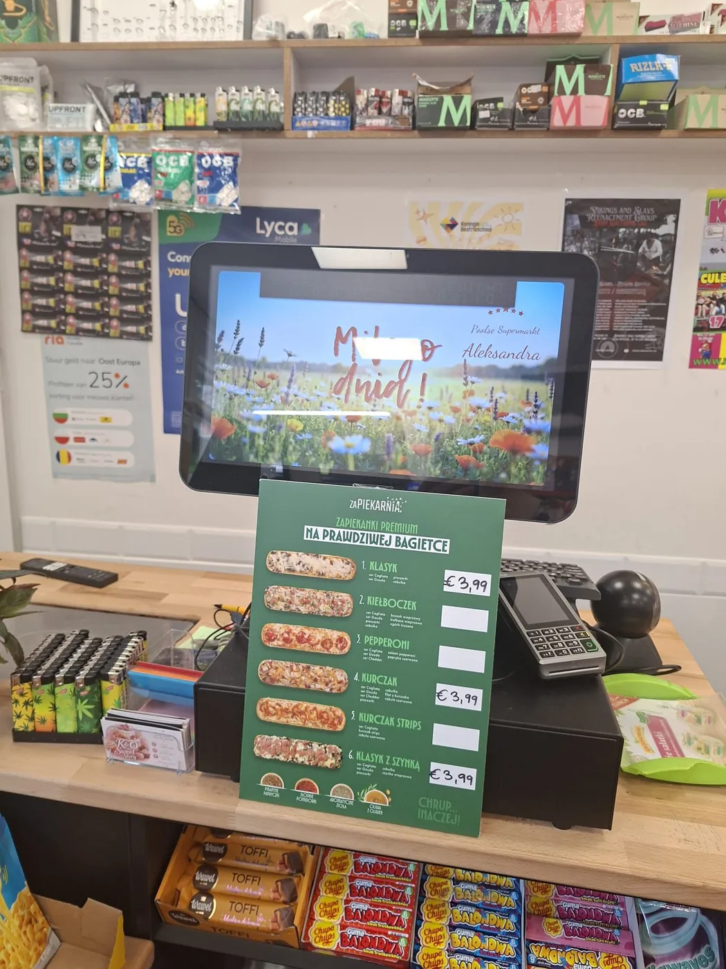 Kassasysteem met touchscreen en pinautomaat op de toonbank van een buurtwinkel